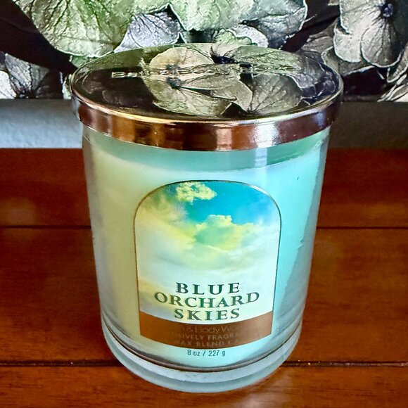 2 for $30 SALE-NEW Bath & Body Works Single Wick Candle BLUE ORCHARD SKIES 8oz - Picture 1 of 3